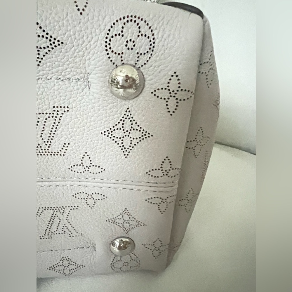 New Louis Vuitton Mahina Handbag - Picture 4 of 16
